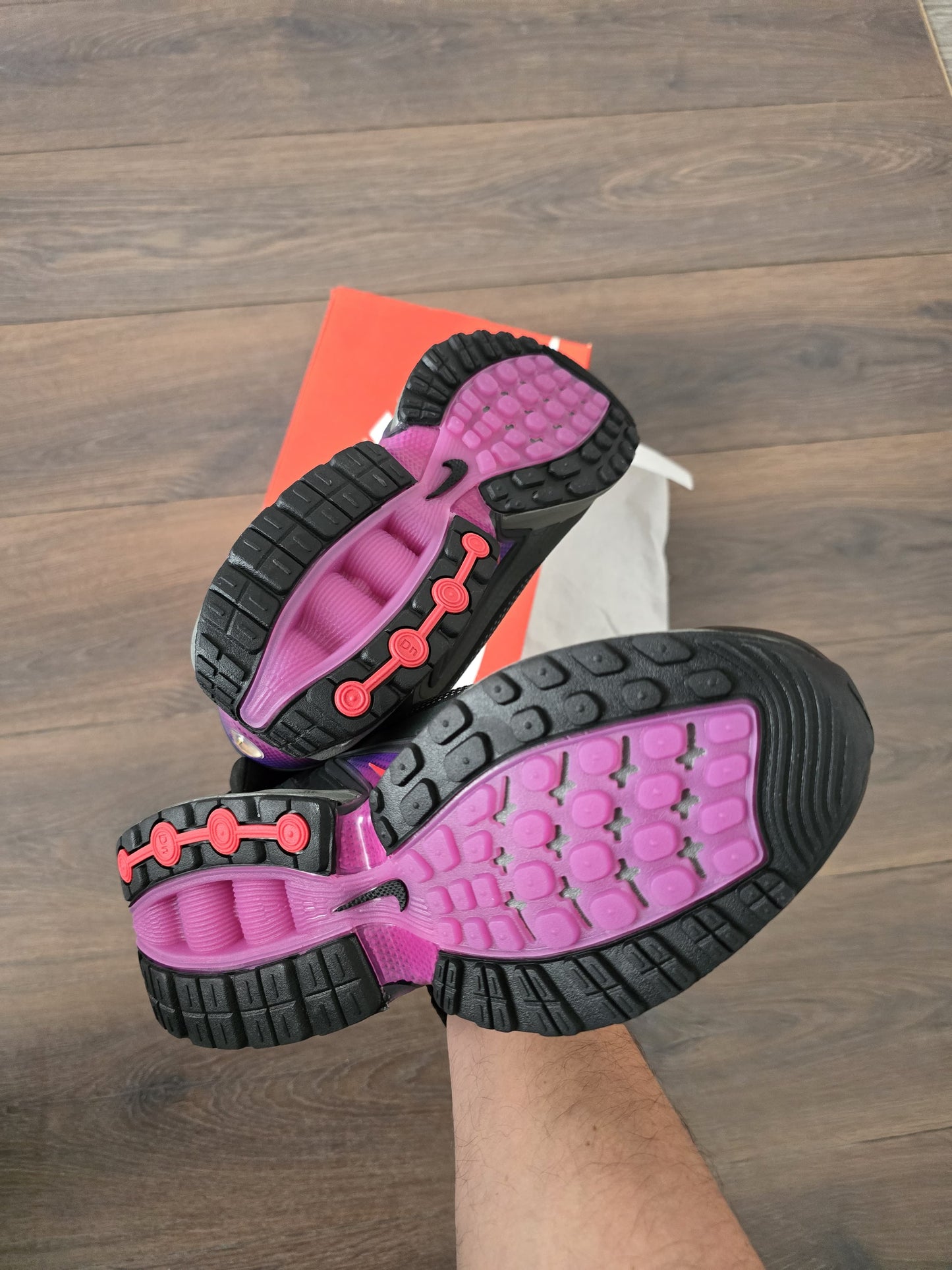 Air max dn negra logo rosa