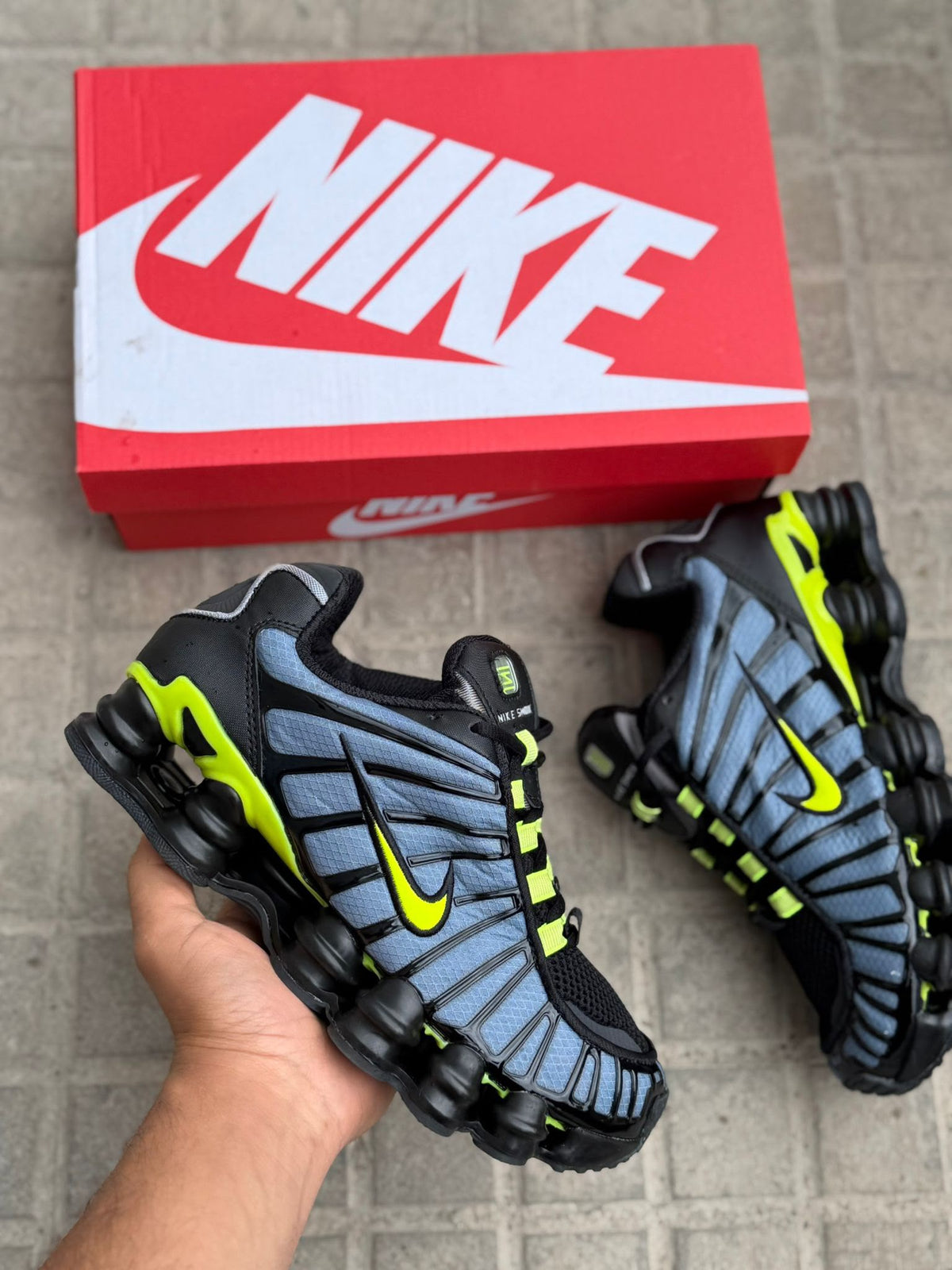 Shox grises logo amarillo contorno negro