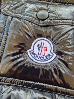 Chaqueta moncler negra logo blanco
