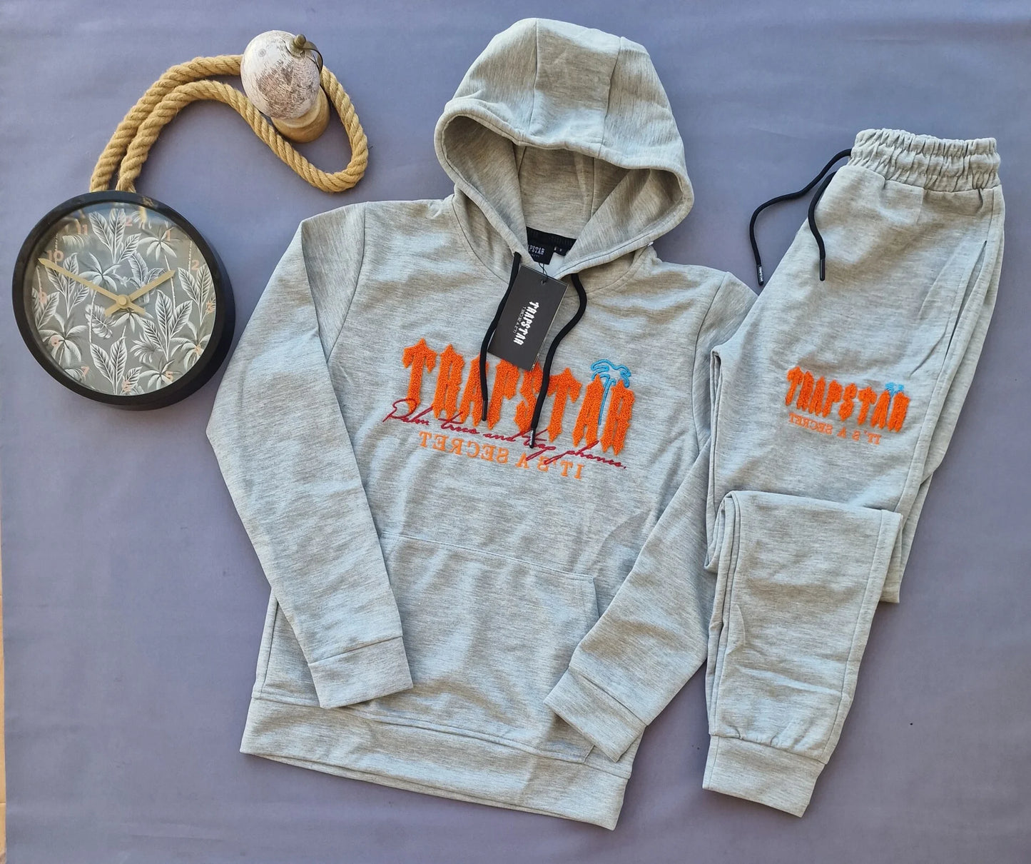 Chandal trapstar gris logo naranja detalles rojos