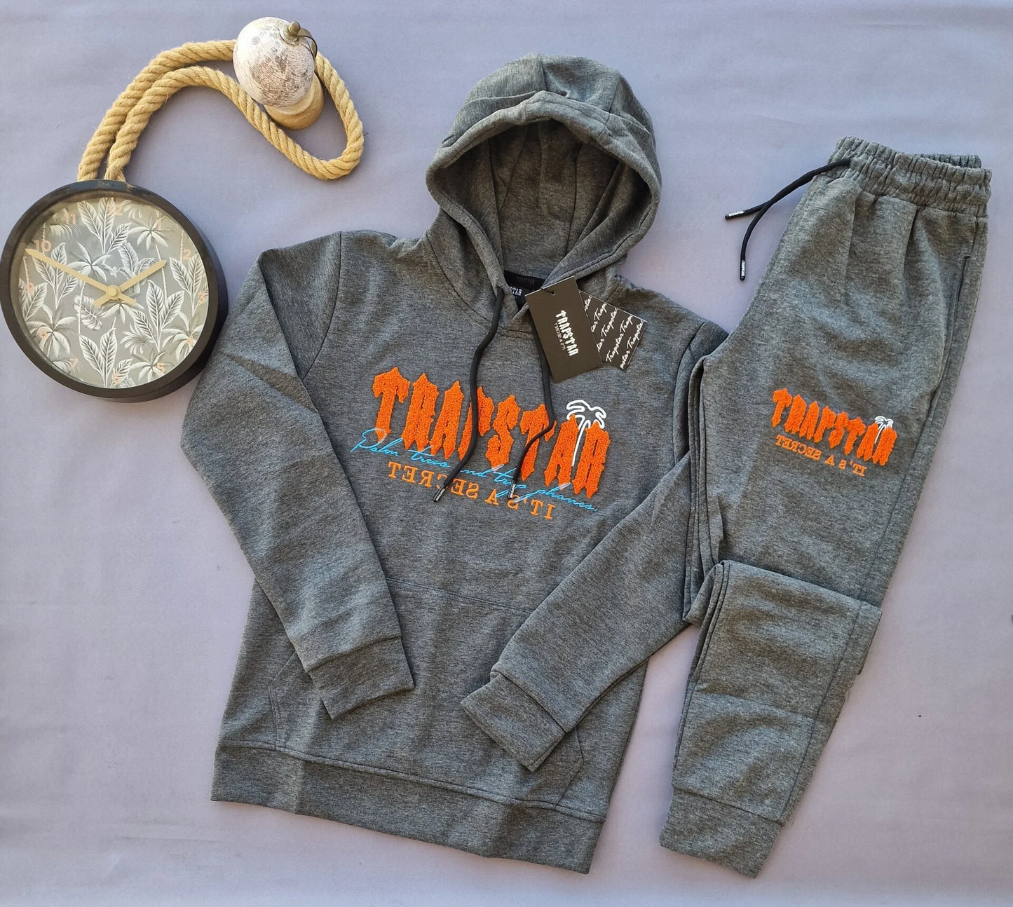 Chandal trapstar gris logo naranja detalles azules