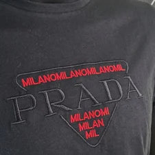 Camiseta prada negro detalles rojos