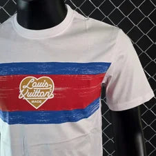 Camiseta LV blanco detalles rojos y azules
