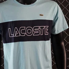 Camiseta lacoste azul claro logo blanco detalles negros