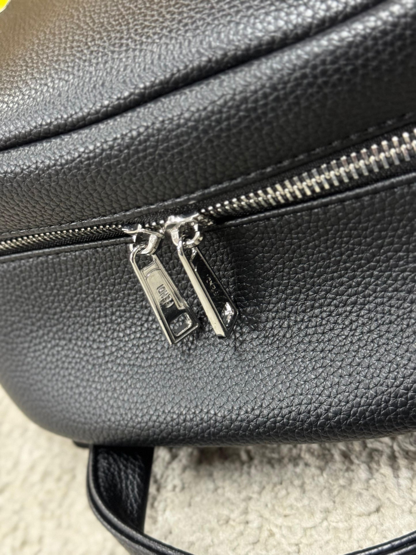 Mochila fendi negra logo amarillo