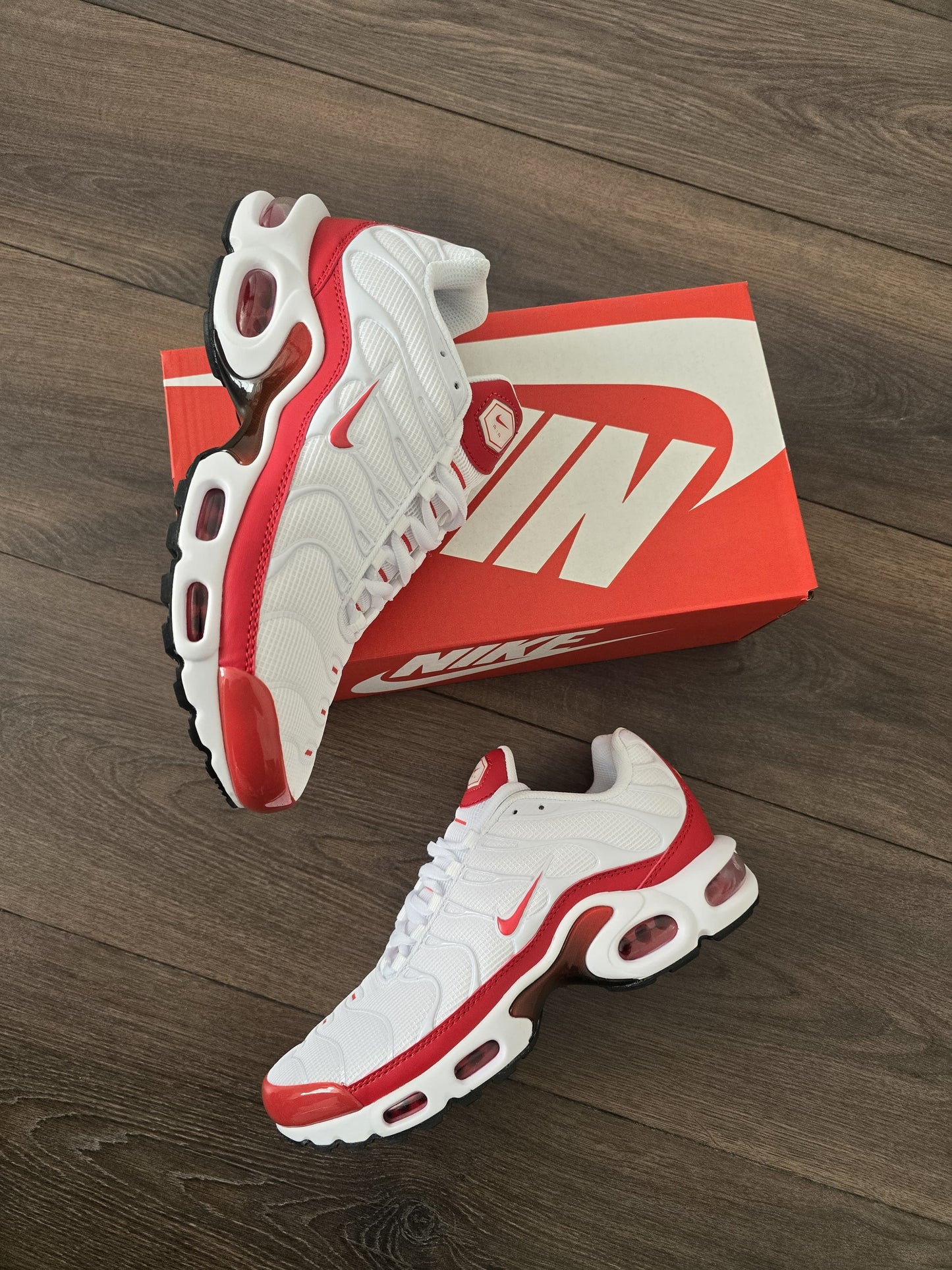 Tn blanca logo y linea roja
