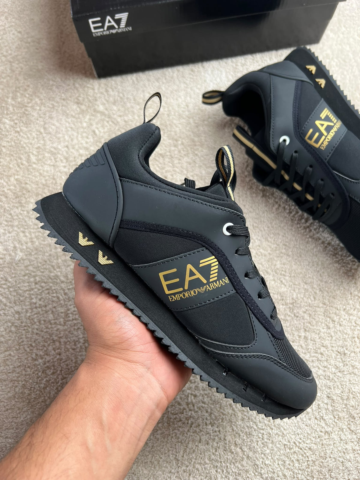 Armani negras logo dorado