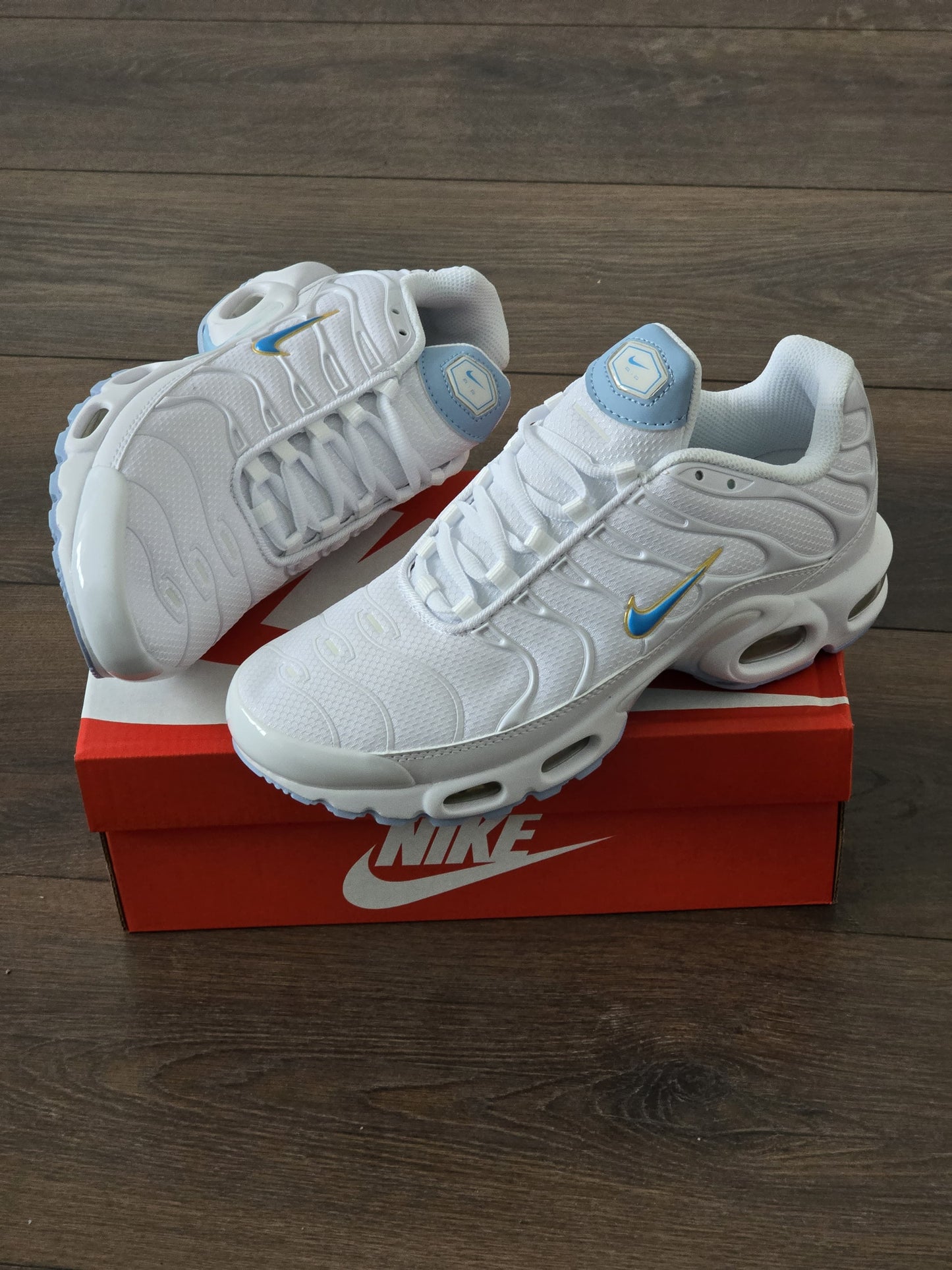 Tn blanca logo y lengueta azul
