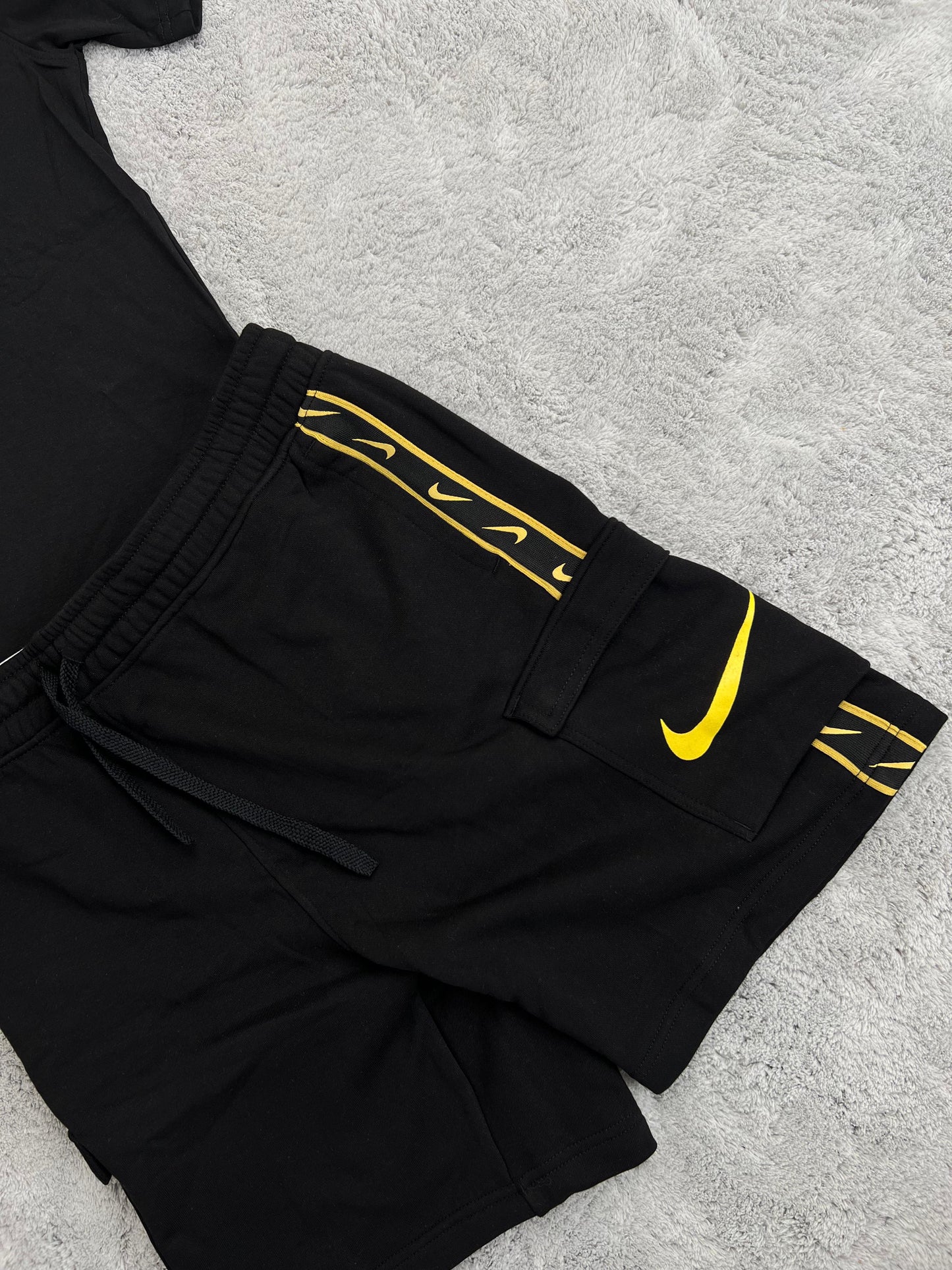 Conjunto corto negro nike logo amarillo