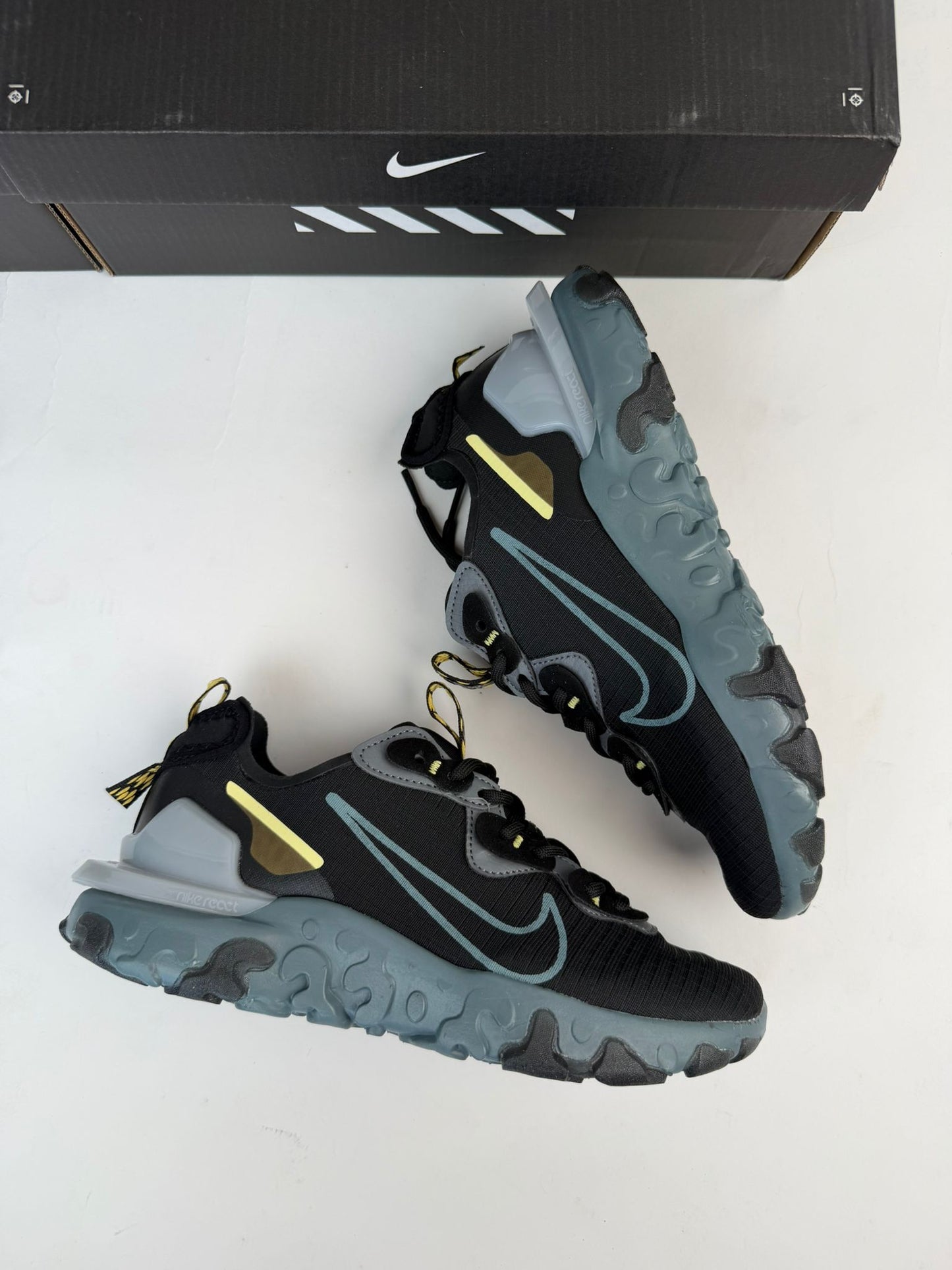 Nike react vision negras logo azul detalles dorados