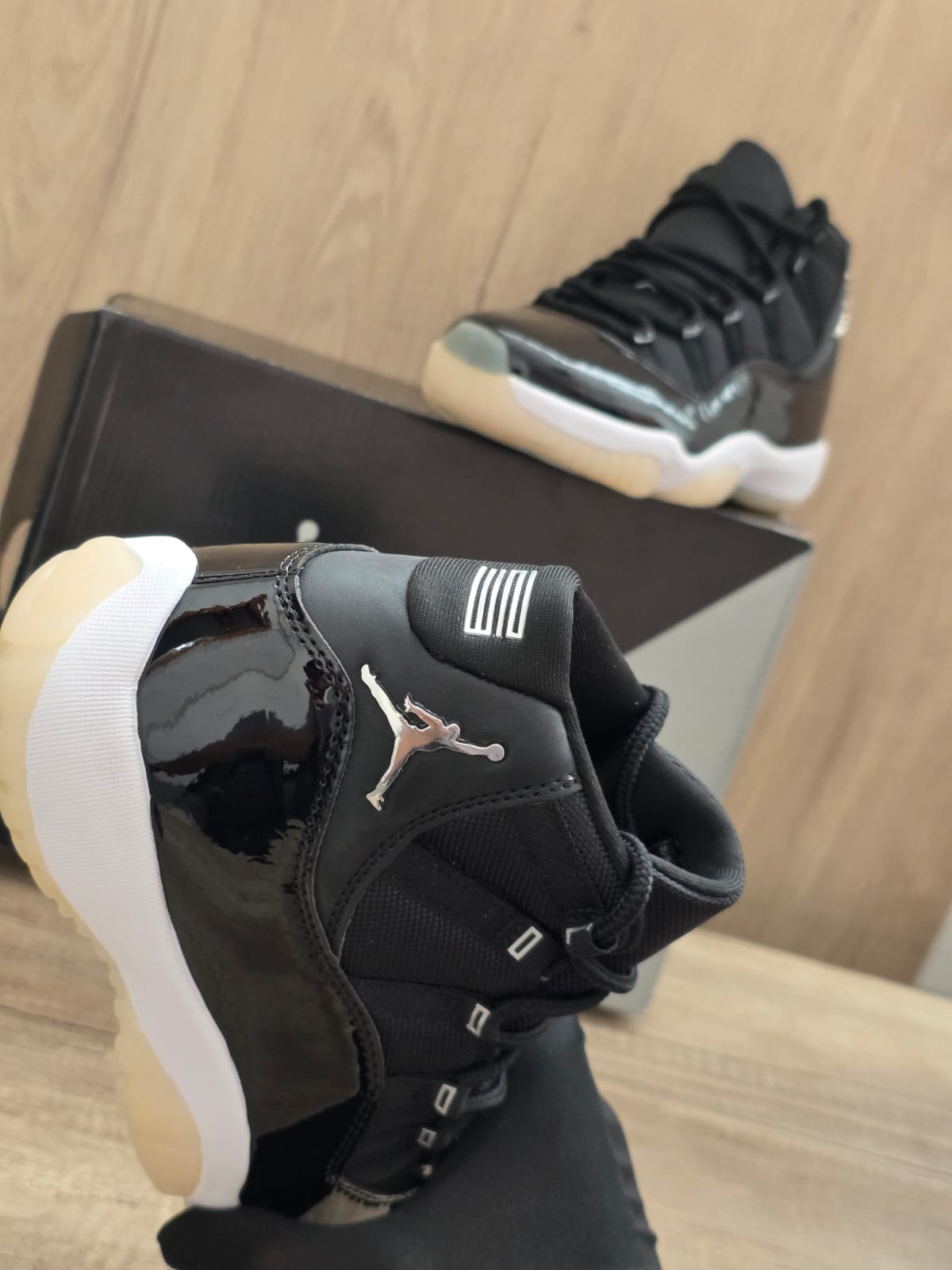 Jordan 11 negra suela blanca