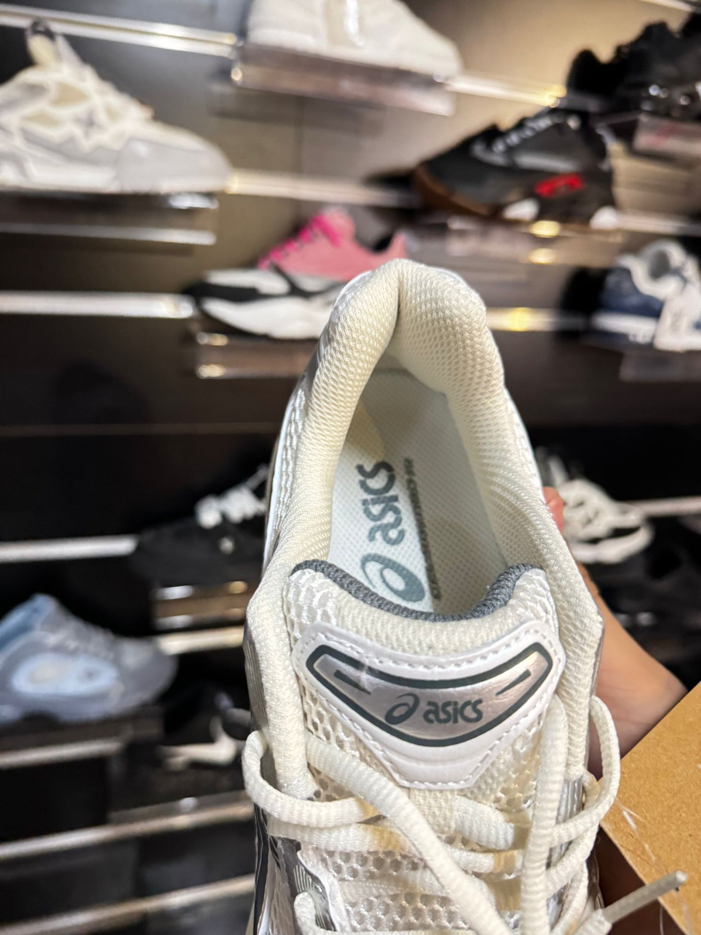 Asics blancos logo verde detalles grises