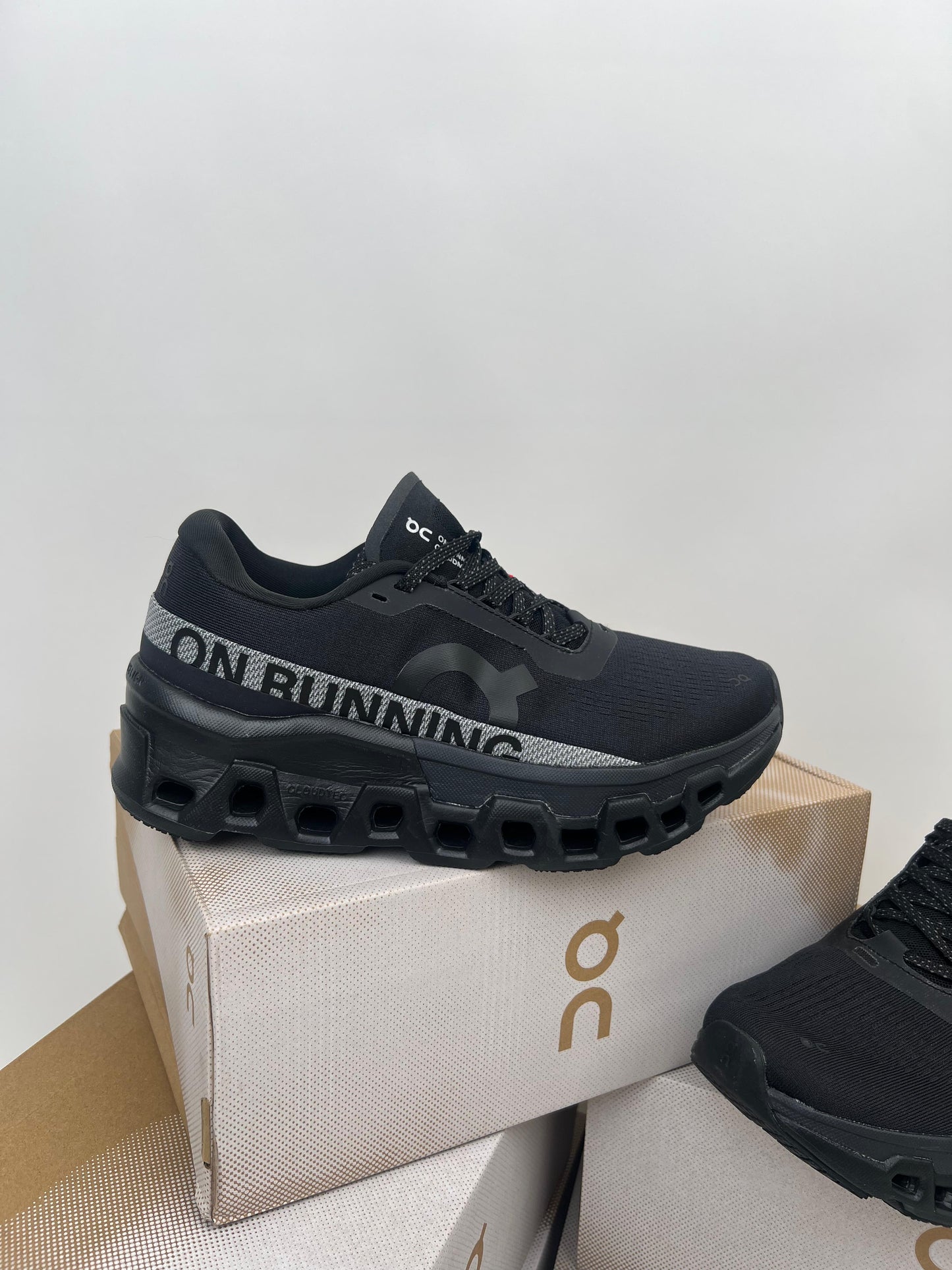 Zapatillas On Running Cloudmonster 2 negras detalles grises