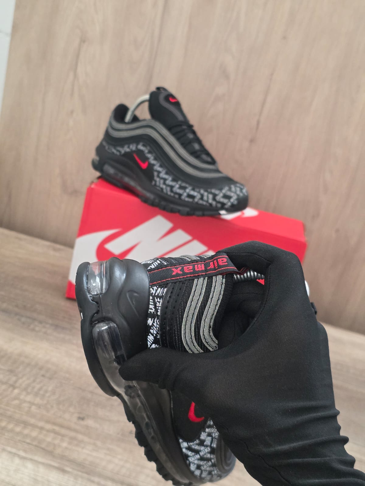 Air max 97 negra logo rojo logos nikes