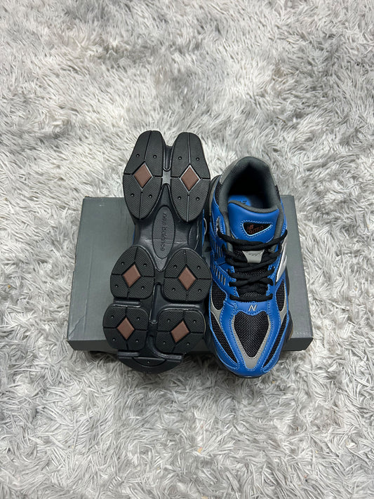New Balance 9060 azul logo gris contorno negro