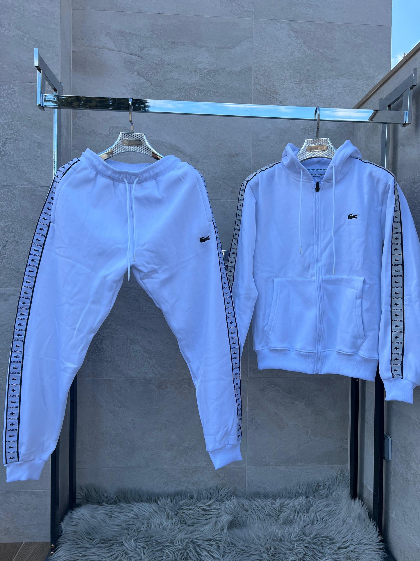 Chandal Lacoste blanco lineas laterales