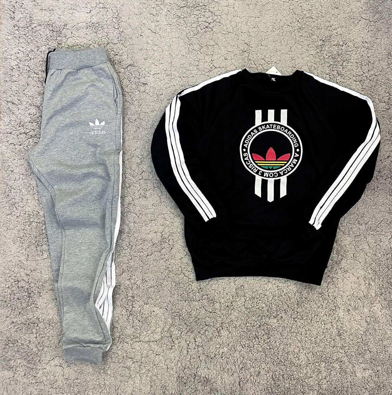 CHANDAL ADIDAS NEGRO LOGO EN MEDIO DETALLES BLANCOS