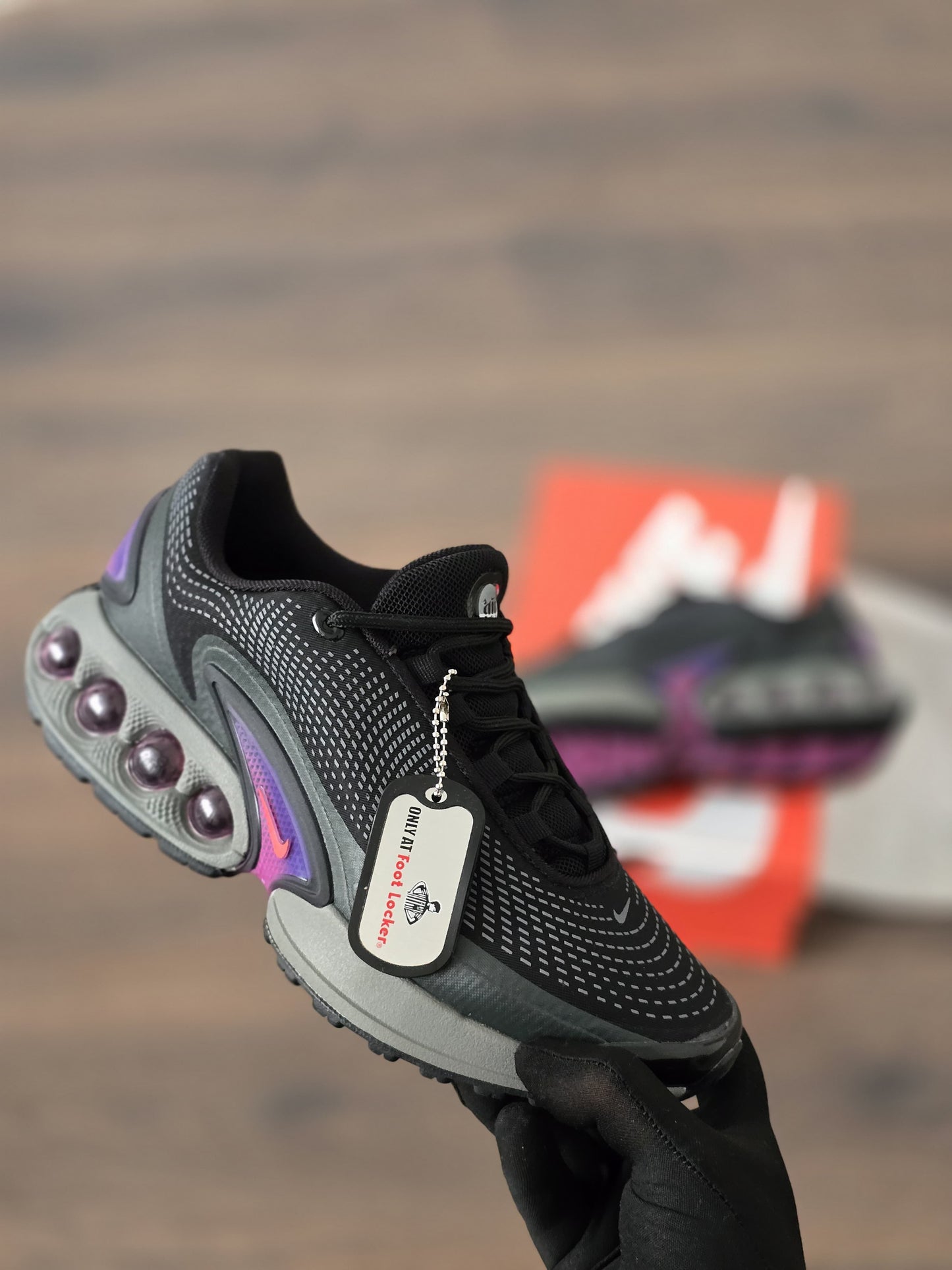 Air max dn negra logo rosa
