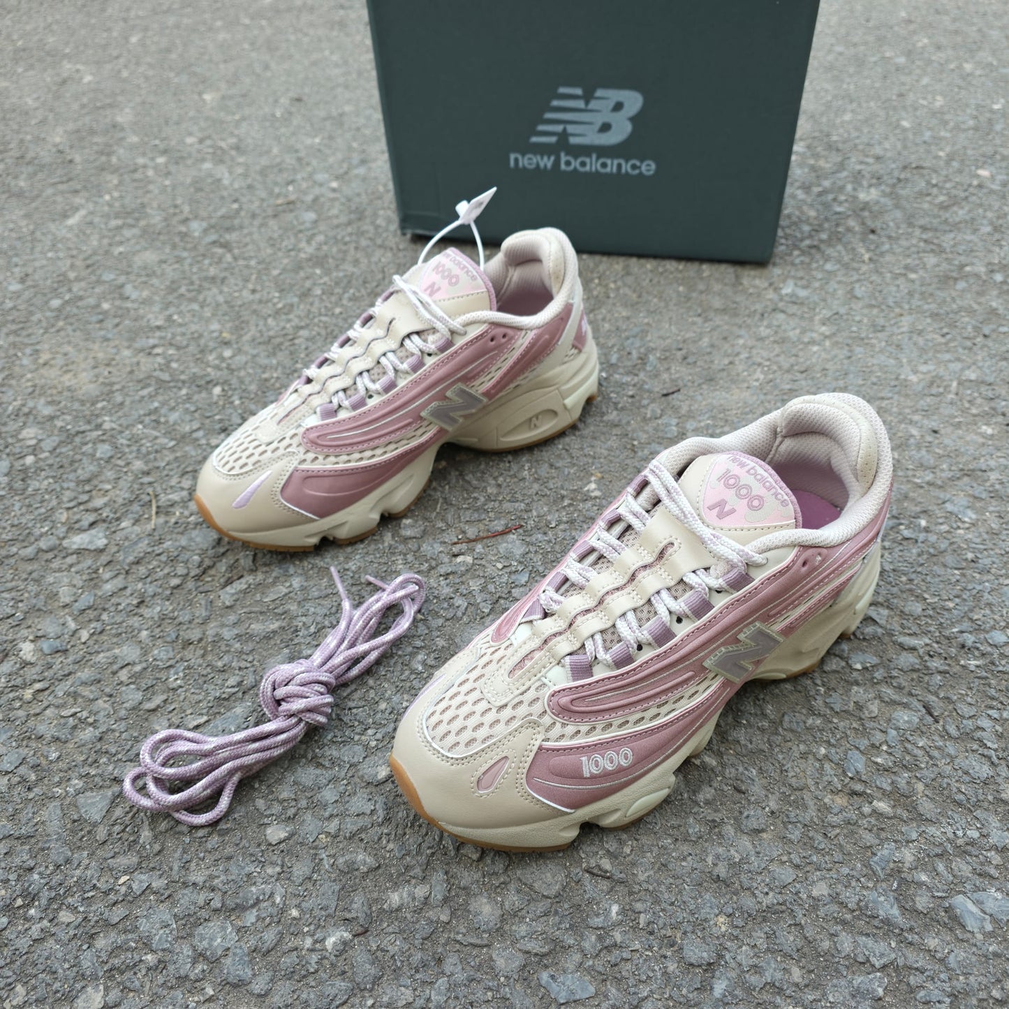 New balance 1000 rosas y crema logo gris contorno crema