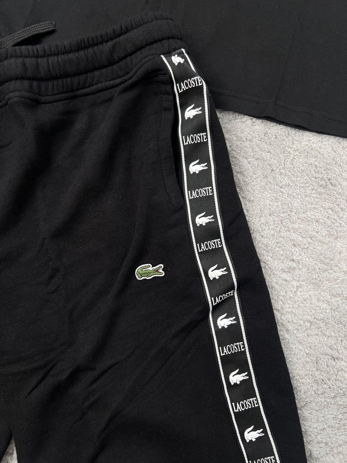 Conjunto corto lacoste negro logo verde lineas blancas