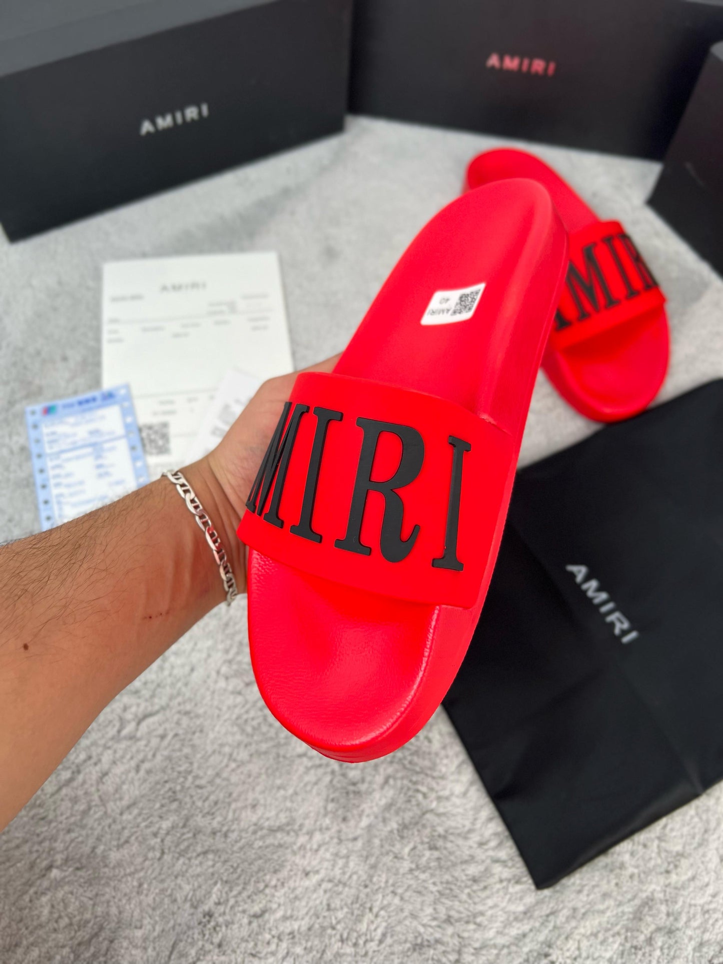 Chancla Amiri rojo logo negro