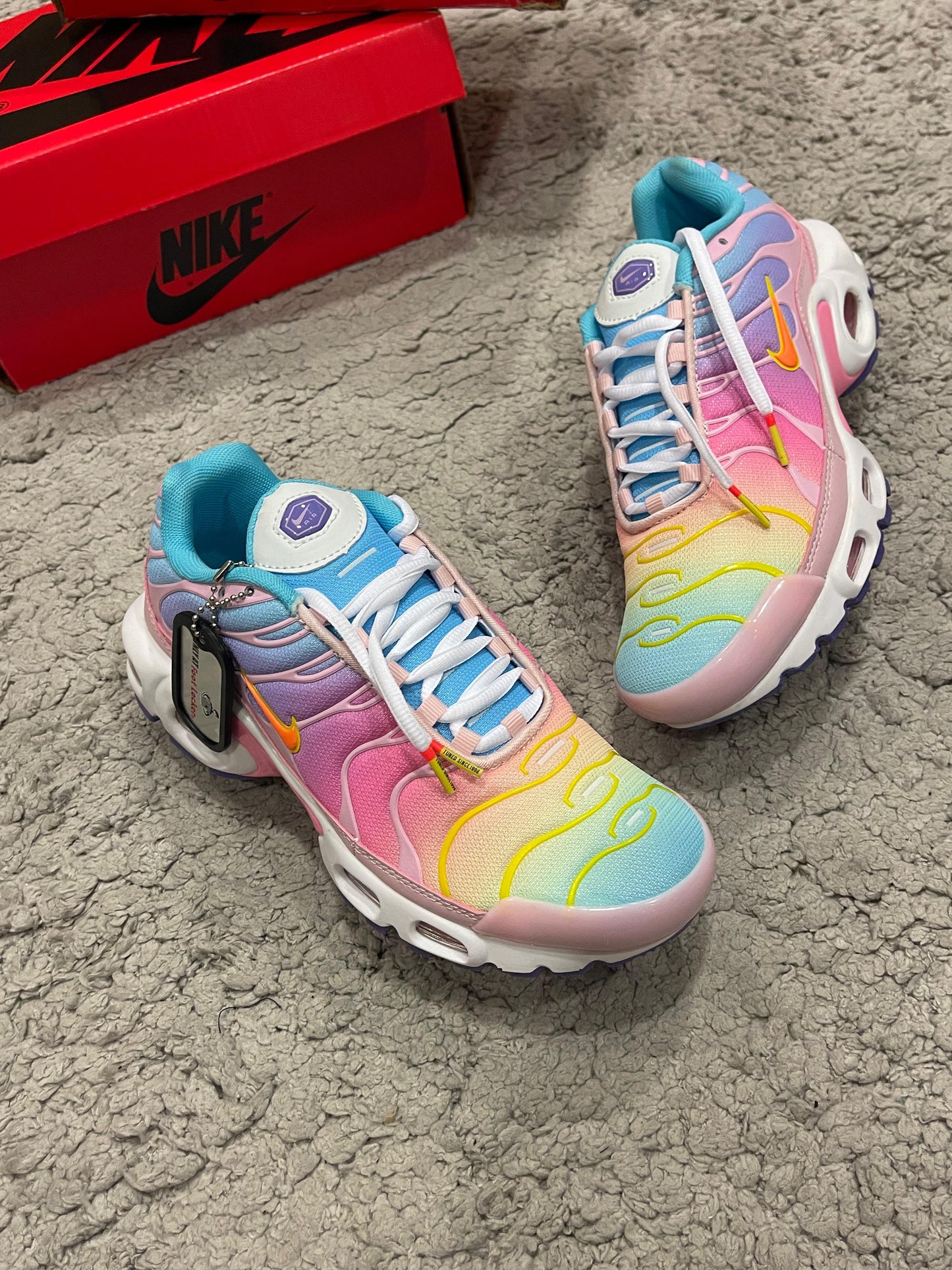 NIKE TN MULTICOLOR LOGO NARANJA DETALLES AMARILLOS