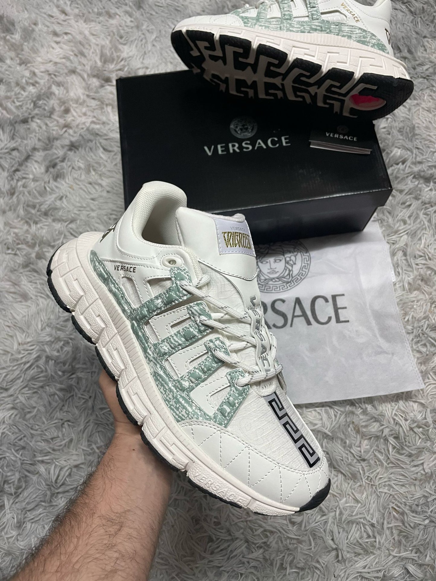 Versace chain blancas detallles verdes