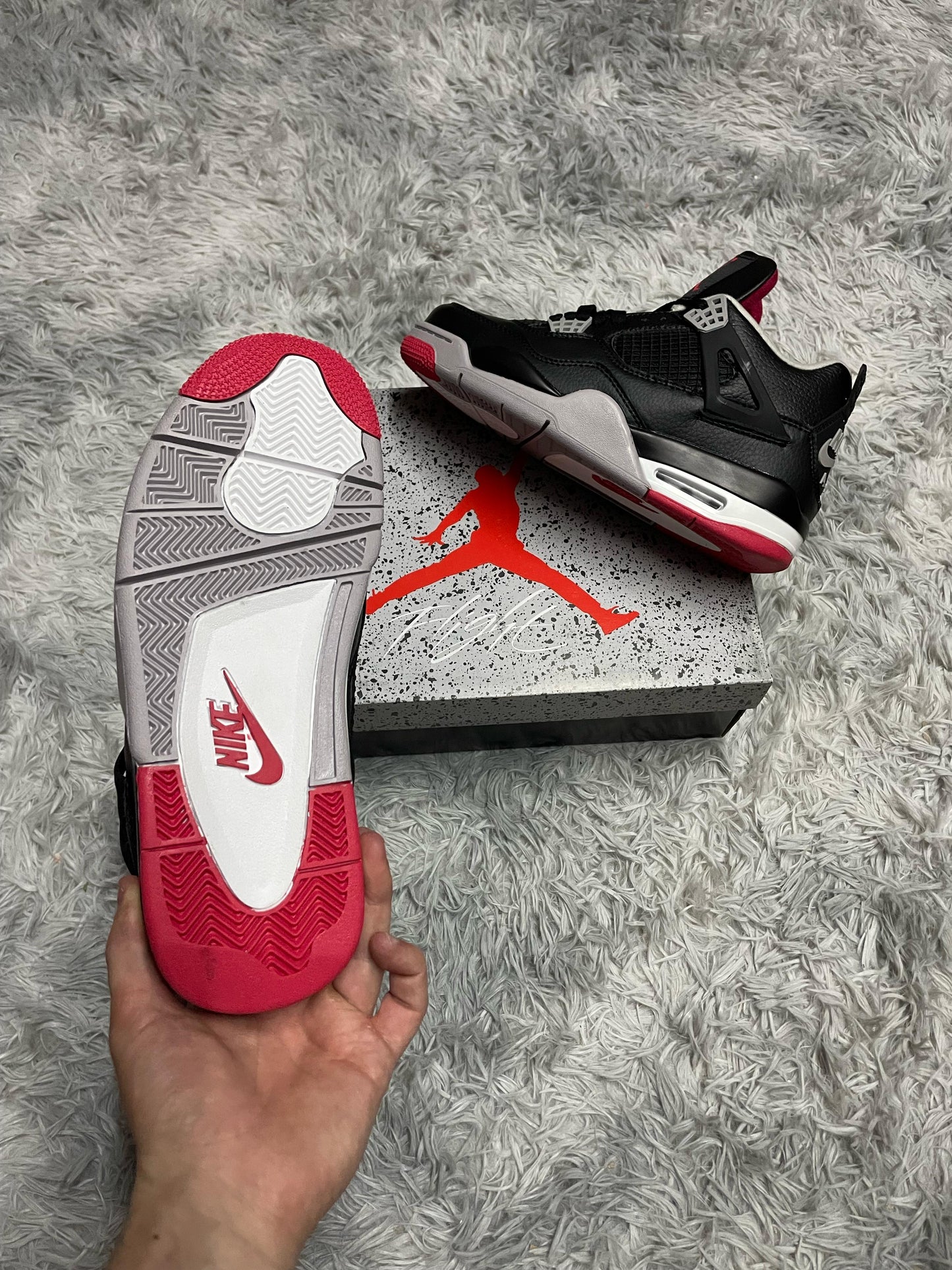 JORDAN 4 NEGRAS DETALLES GRISES LOGO ROJO