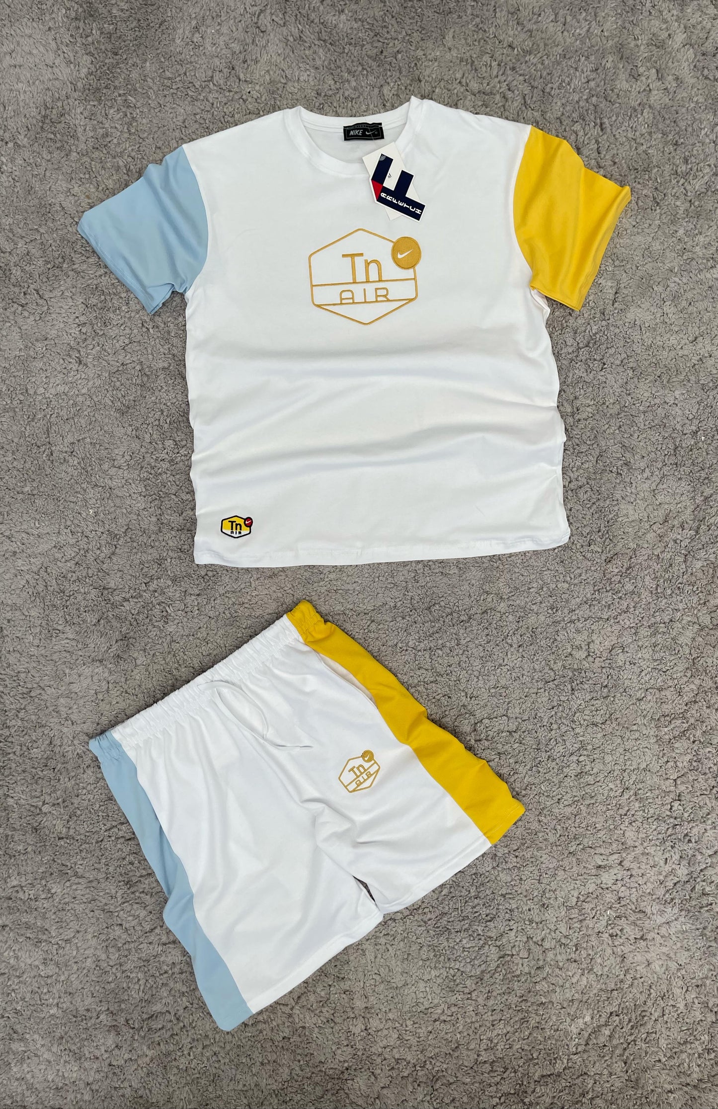 CONJUNTO TN AIR blanco logo dorado detalles amarillos y azules