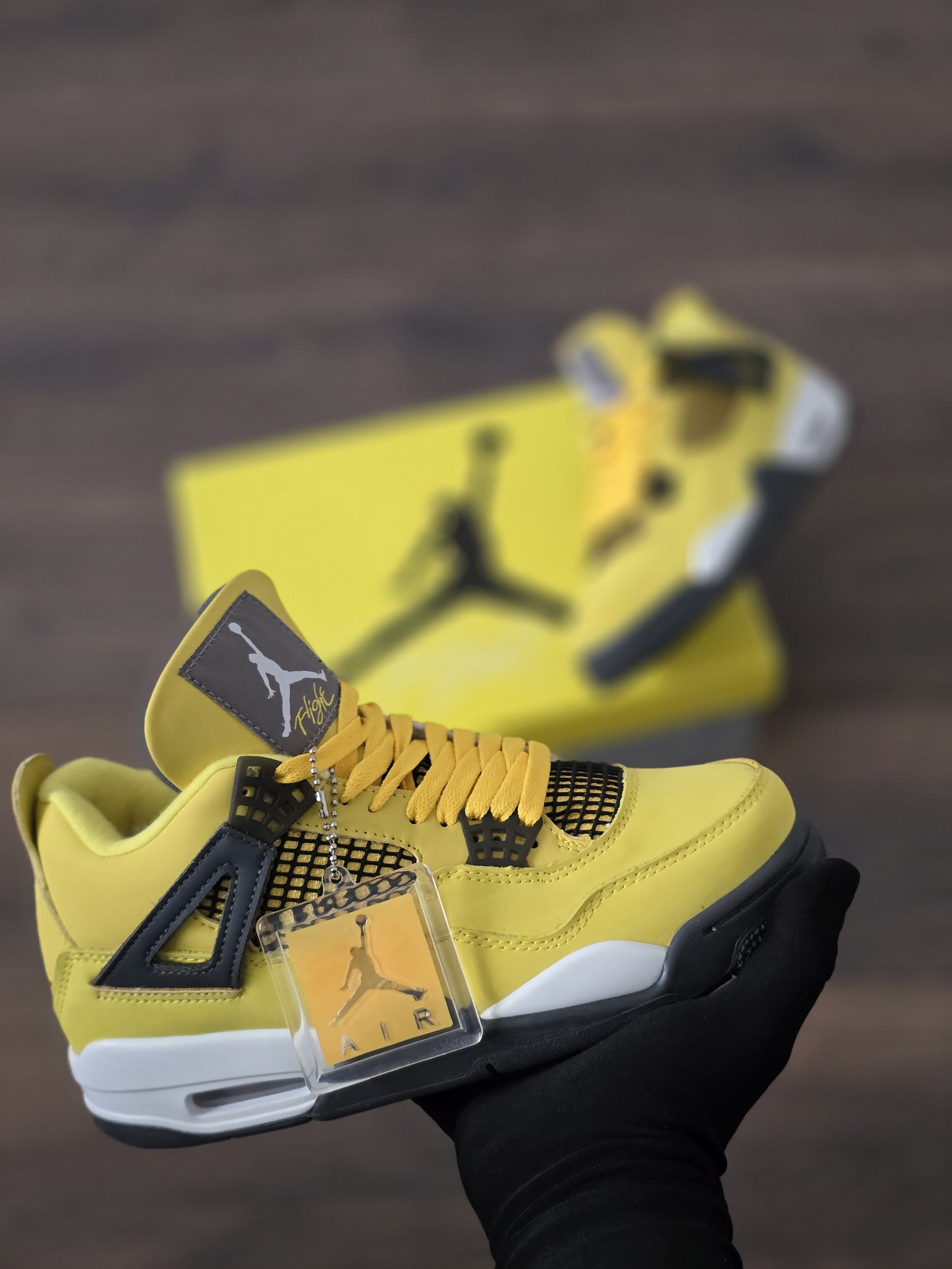 Jordan 4 amarilla