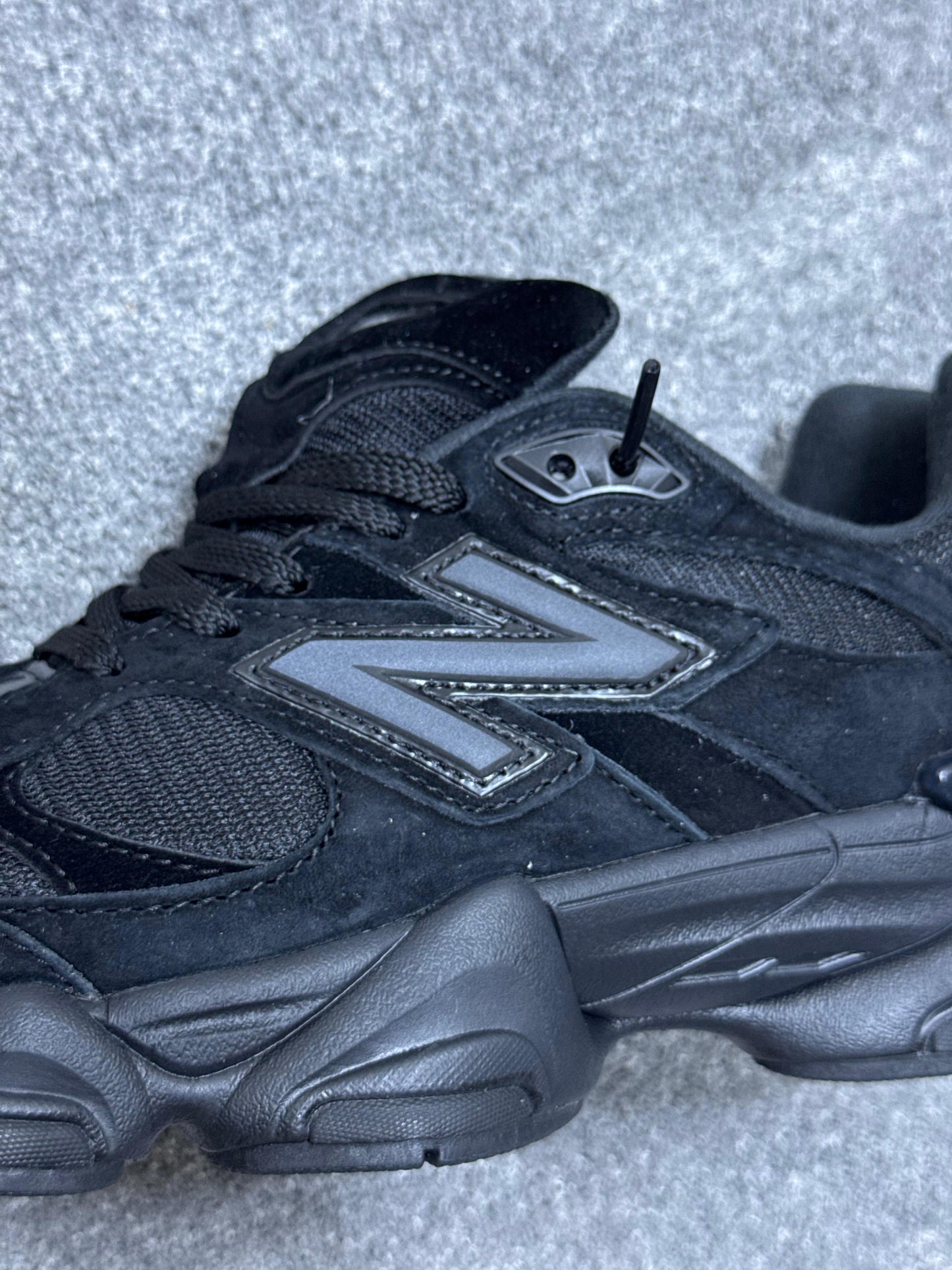 New balance 9060 negras logo gris