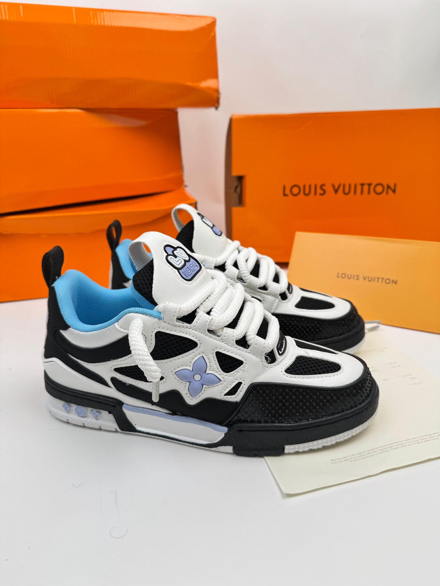 Louis vuitton SKATE 2025 blancas y negras detalles azules
