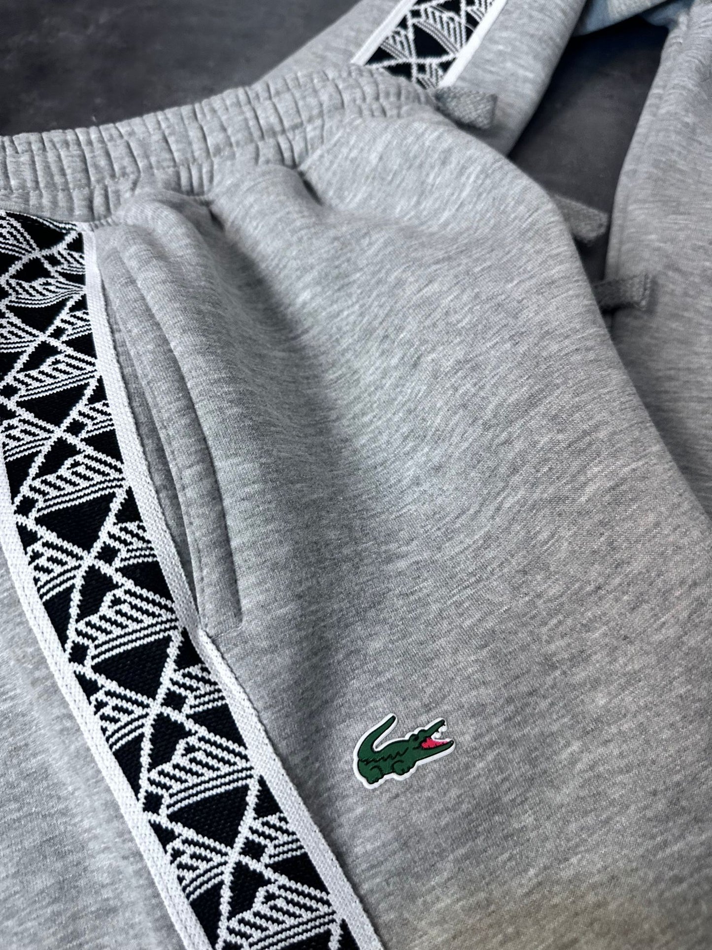 Chandal lacoste gris y negro logo bicolor