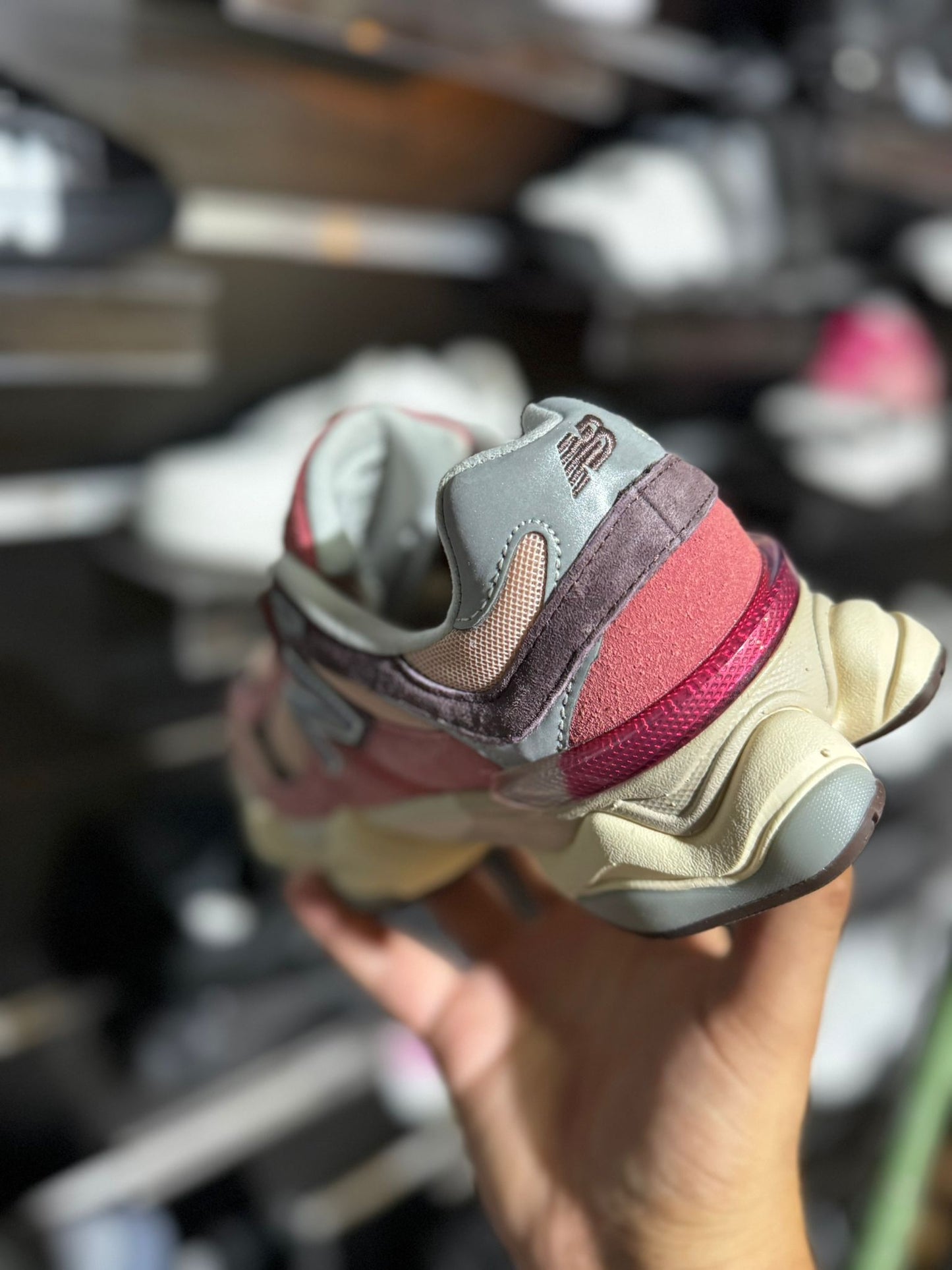 New Balance 9060 rosas detalles marrones logo gris
