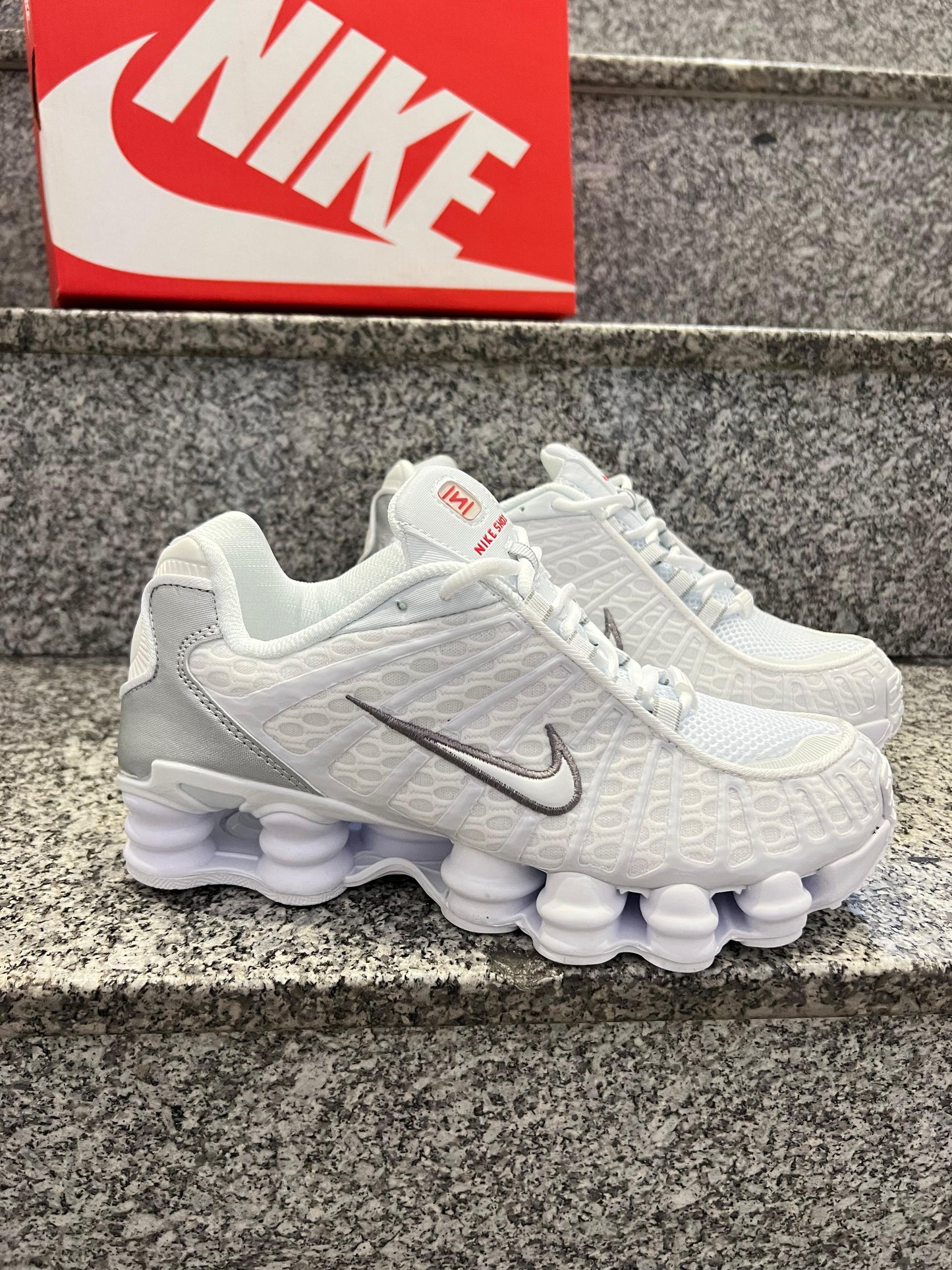 Shox blancas logo blanco contorno gris