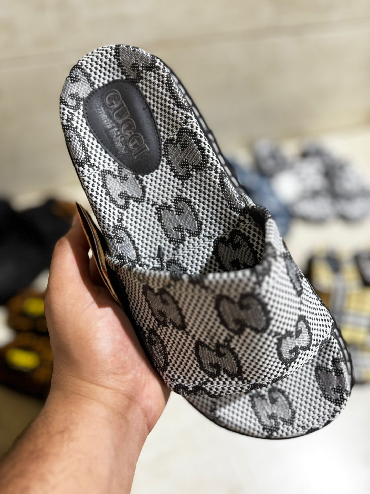 Chanclas Gucci gris logo negro