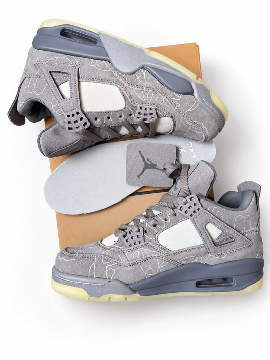 Jordan 4 X Kaws Gris detalles blancos