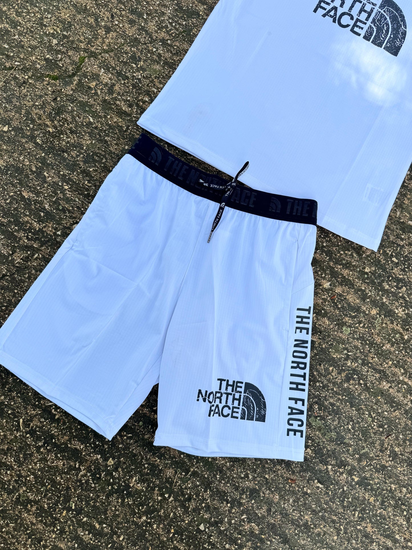 Conjunto corto north face blanco logo negro