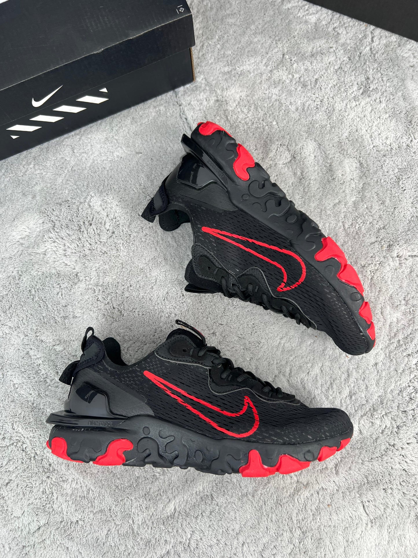Nike react vision negras logo rojo