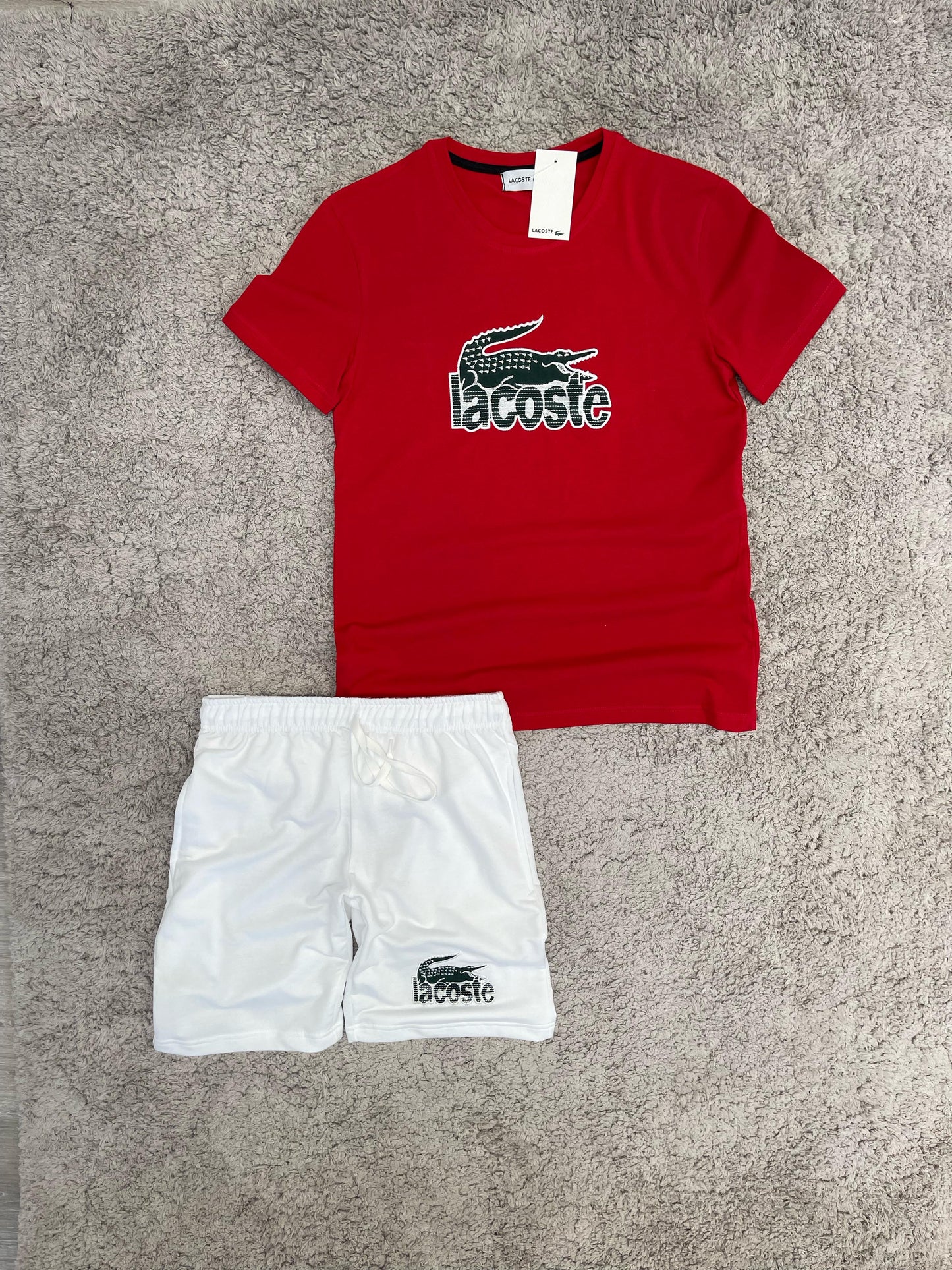 CONJUNTO LACOSTE rojo pantalon blanco