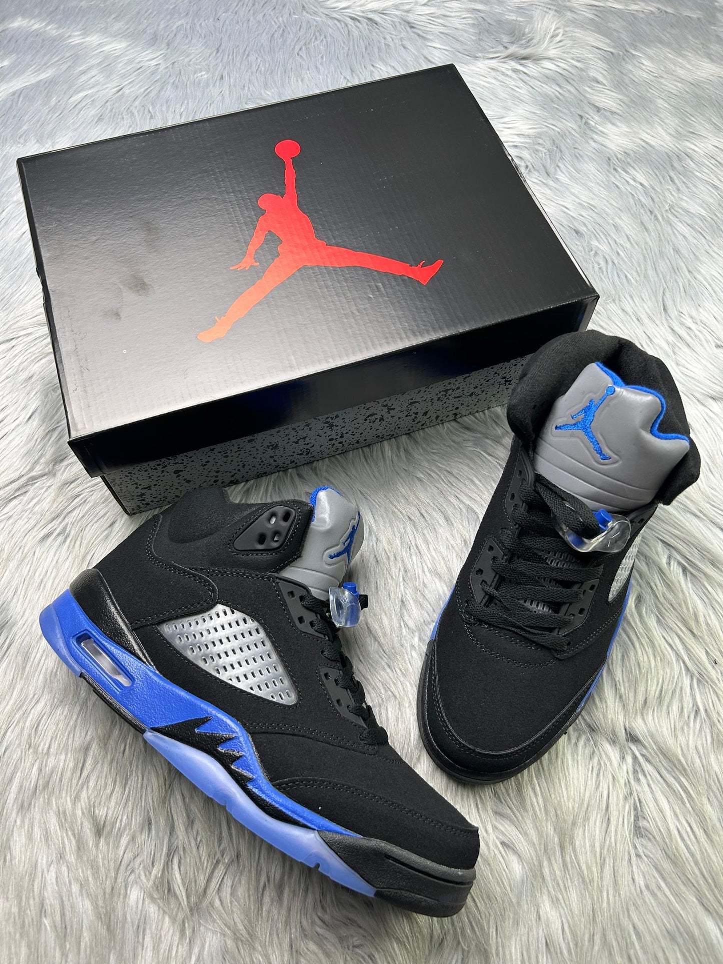 JORDAN 5 NEGRAS Y AZULES DETALLES PLATEADAS