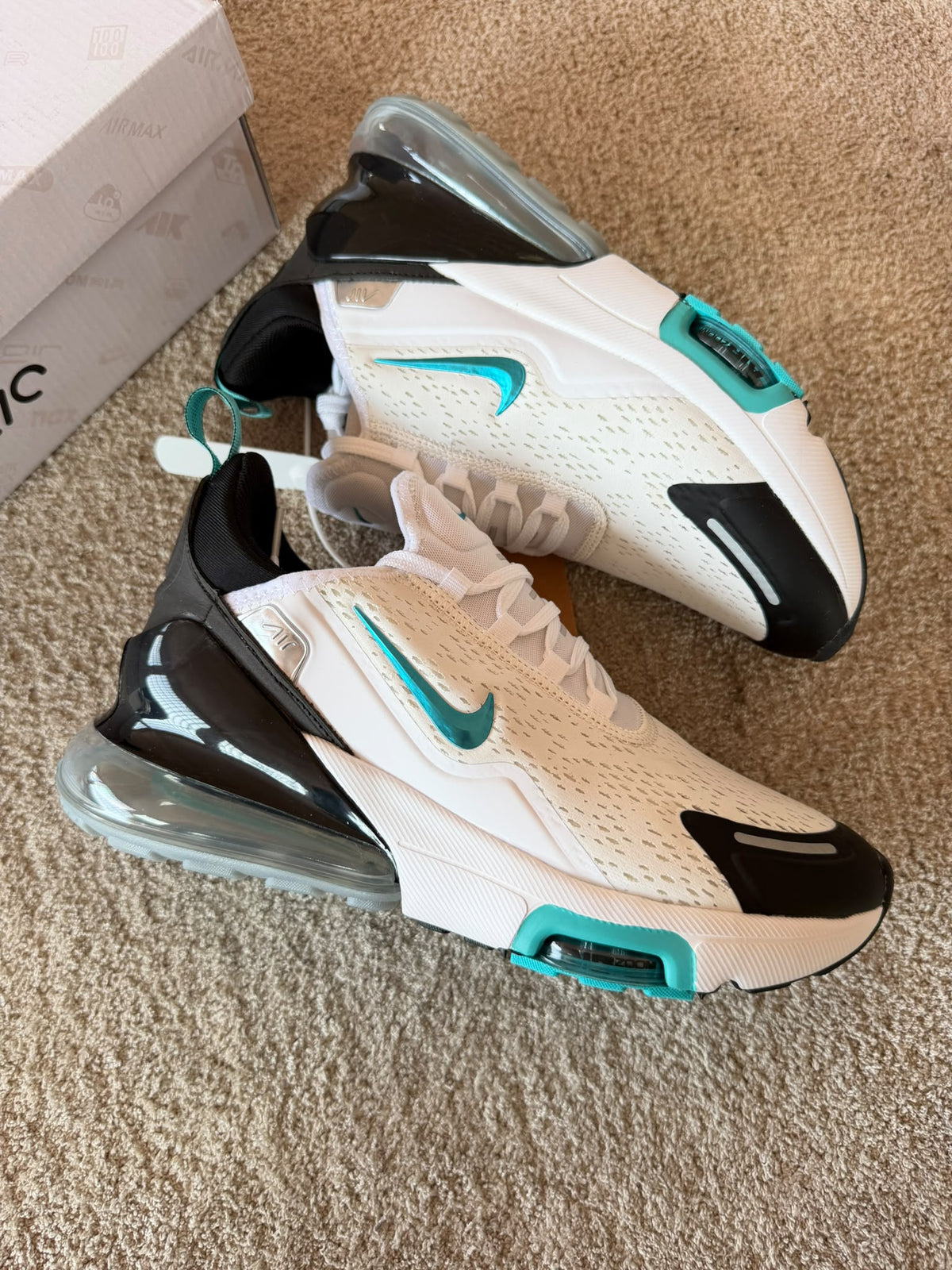 Air max 270 blanca logo azul detalles negros