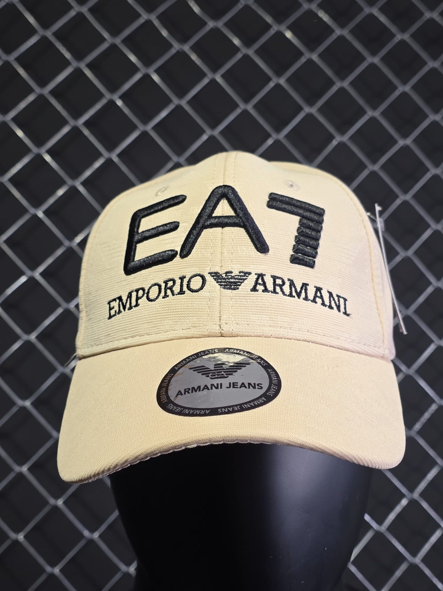Gorra Armani crema logo negro