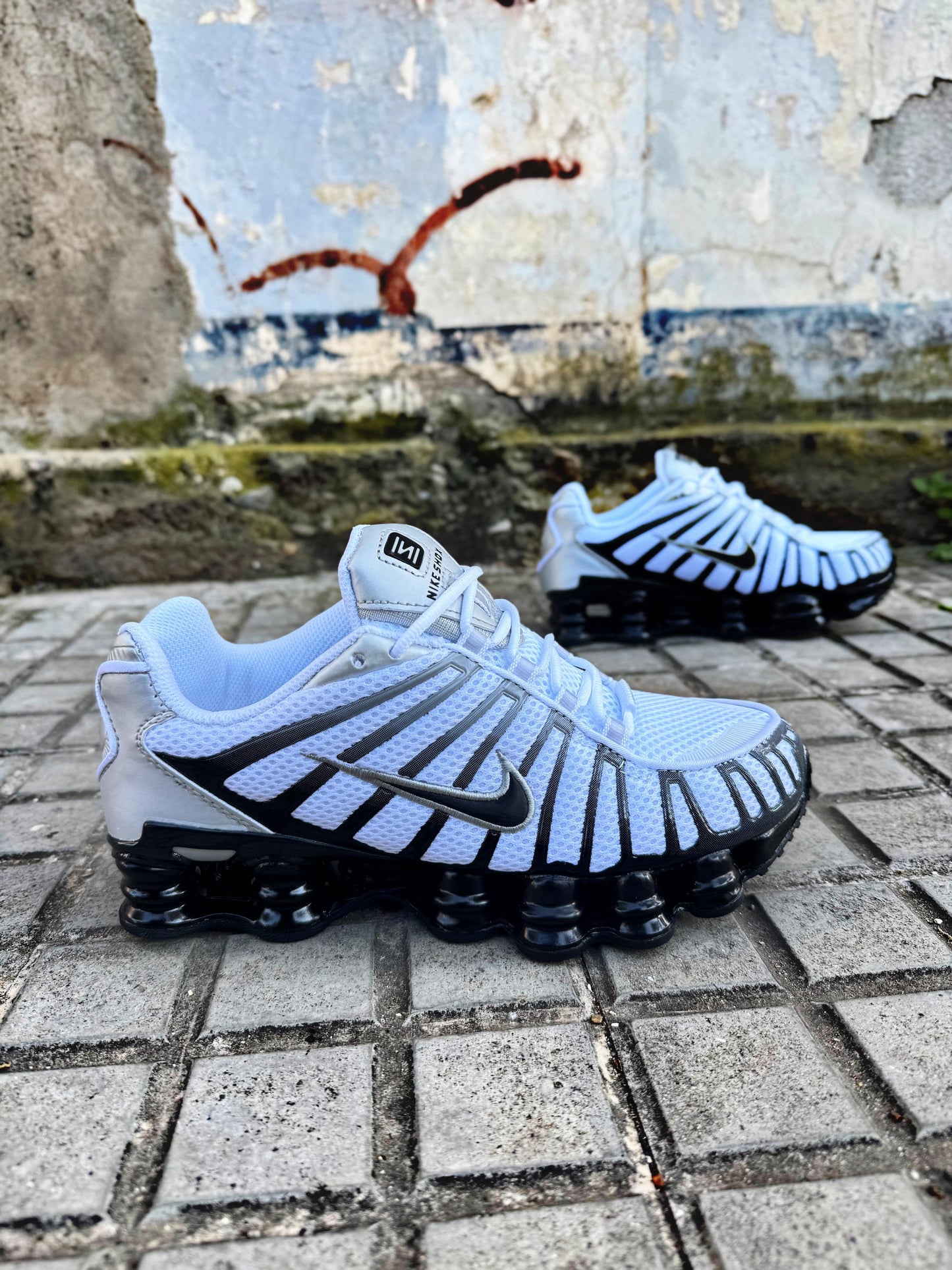 Shox blancas y negras logo negro contorno gris