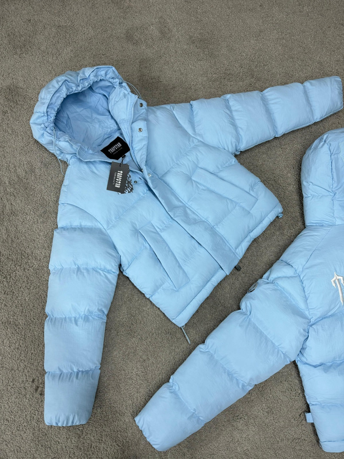 CHAQUETA TRAPSTAR azul claro logo blanco
