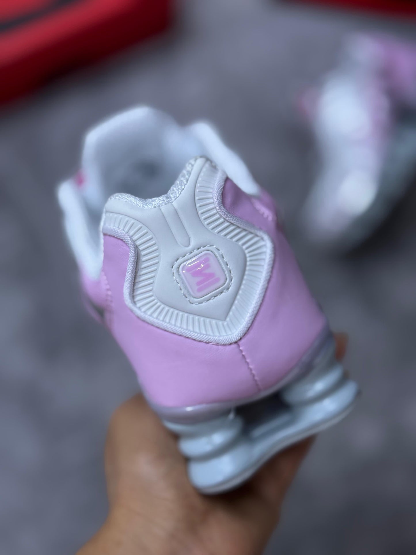 Shox rosas y grises logo blanco y rosa