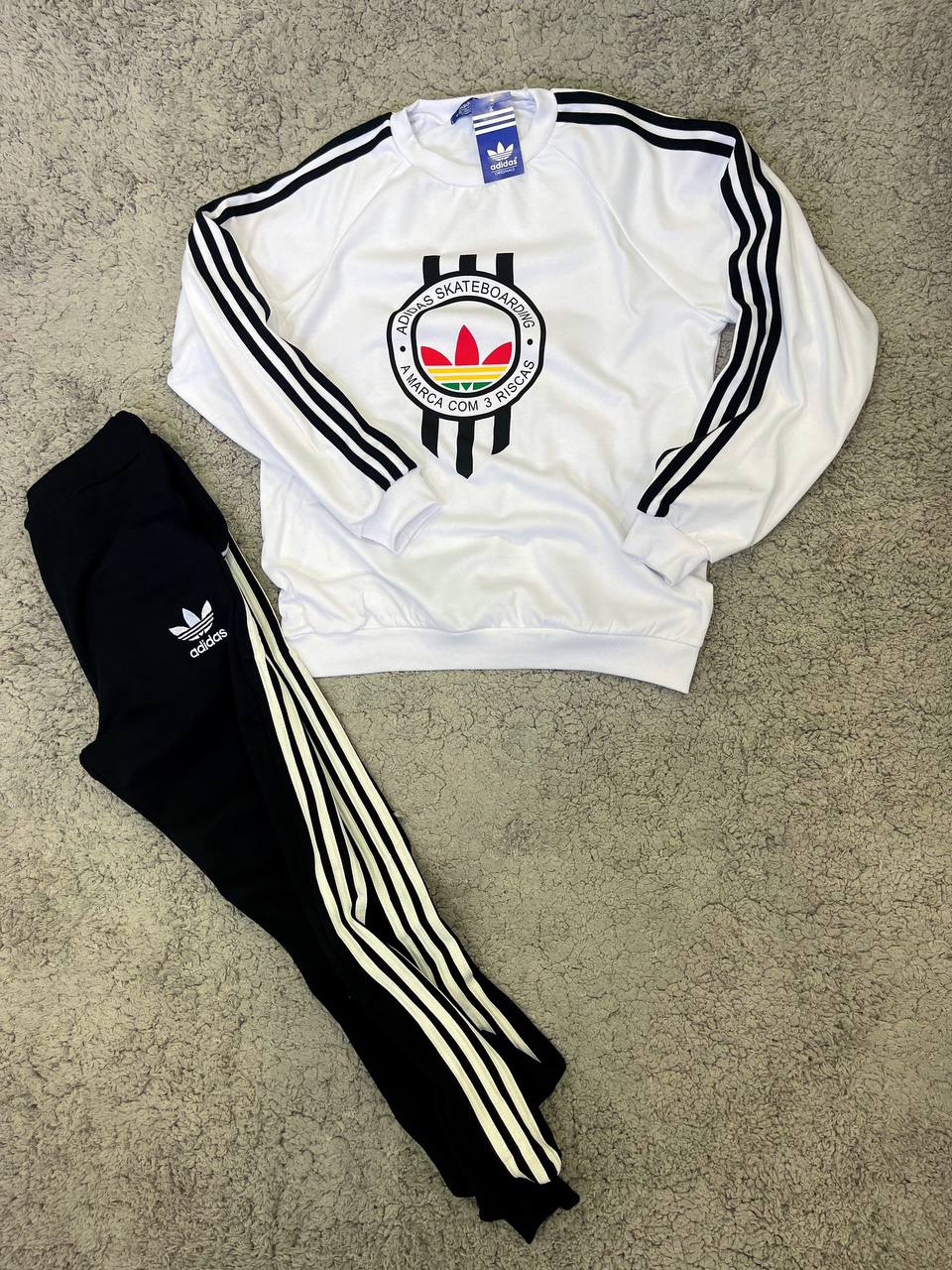 CHANDAL ADIDAS BLANCO LOGO EN MEDIO DETALLES NEGROS