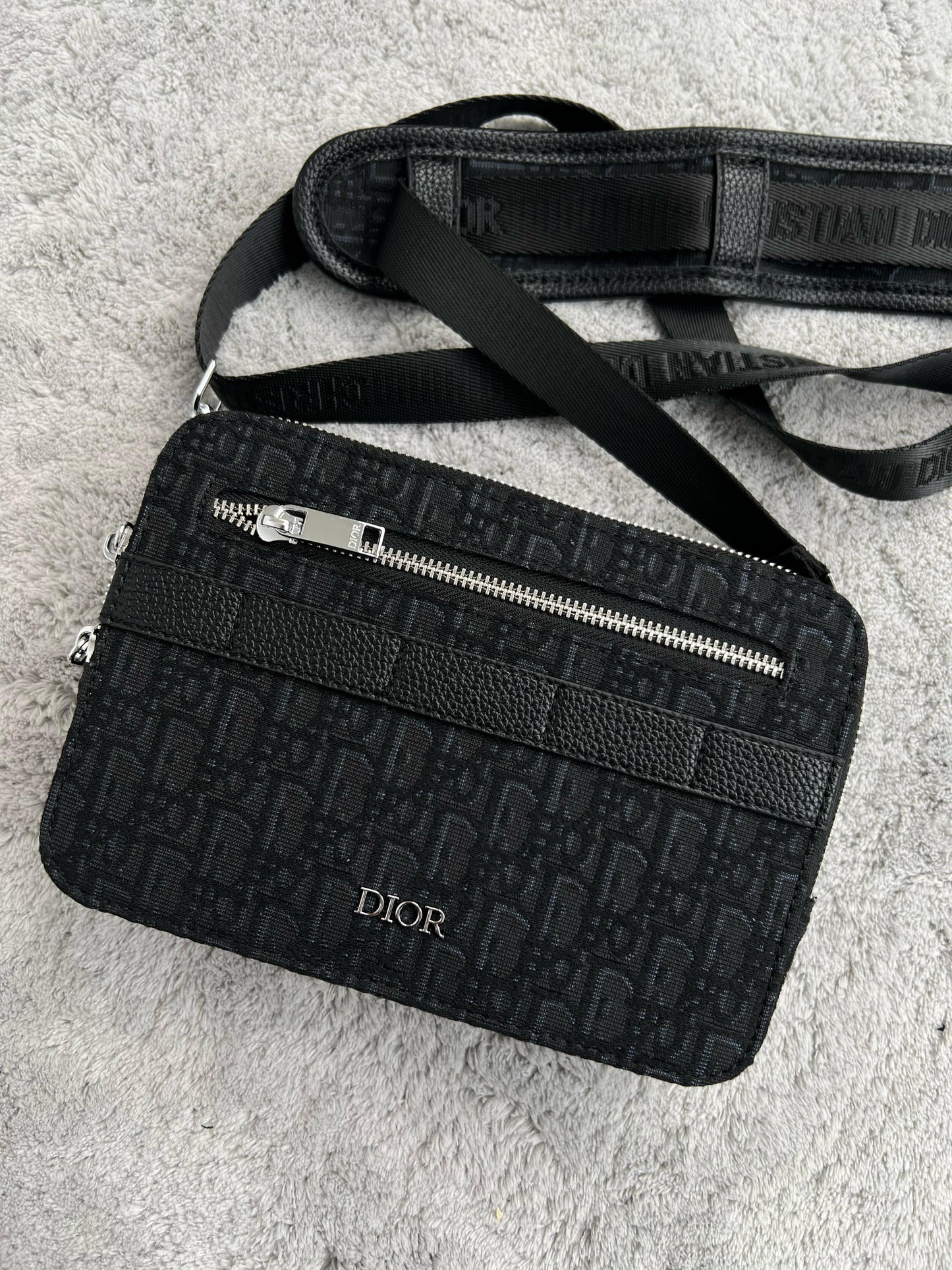 BANDOLERA DIOR negra logo plateado cremallera mitad