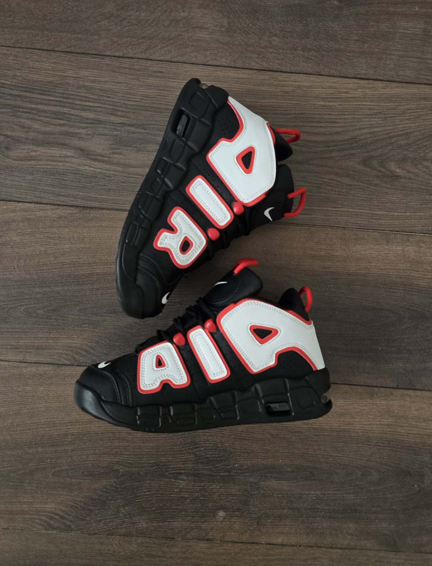 UPTEMPO NEGRA LOGO BLANCO BORDES ROJOS