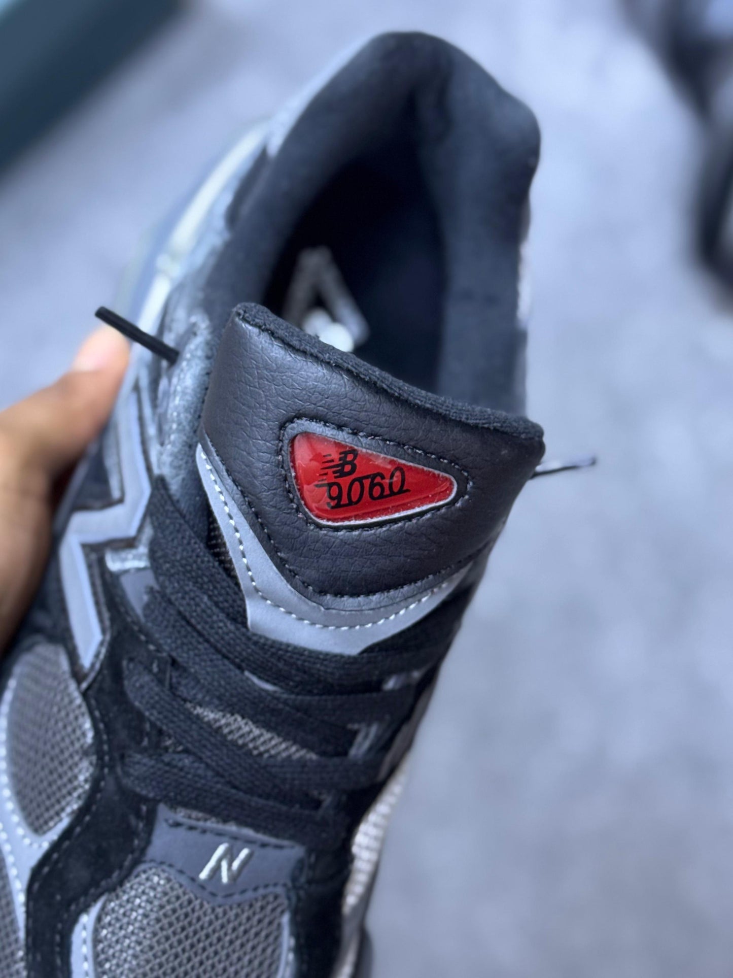 New balance 9060 negras grises logo gris